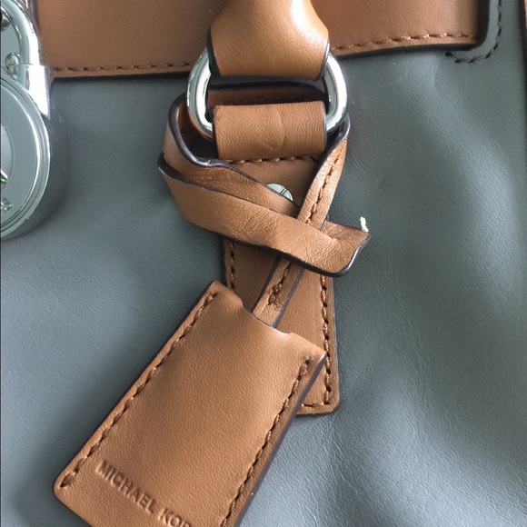 Michael Kors Signature Hamilton Frame Out Tote Purse with Matching Wallet - Picture 2 of 11